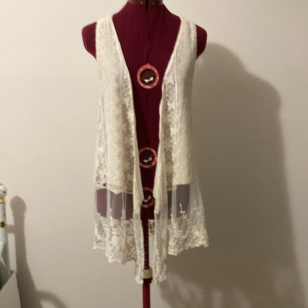 Band of Gypsies Boho Sheer
Lightweight lace lined Vest Size M cream/ivory color